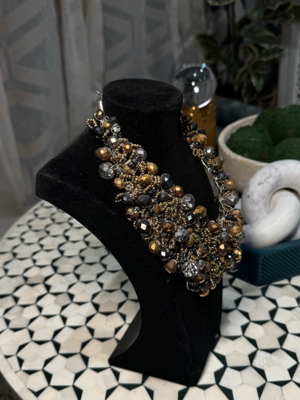 🟤⚫️ BOLD Statement Beaded Necklace in Gold and Black 🟤⚫️ - Picture 4 of 4